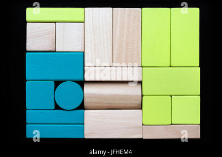 Blocs de bois triés sur fond noir Banque D'Images