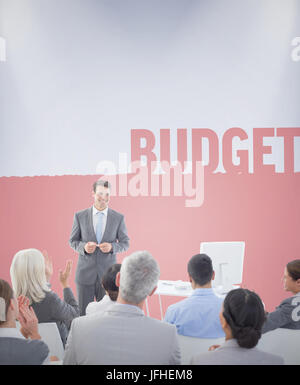 Businessman doing discours lors de réunion en fonction du budget Banque D'Images