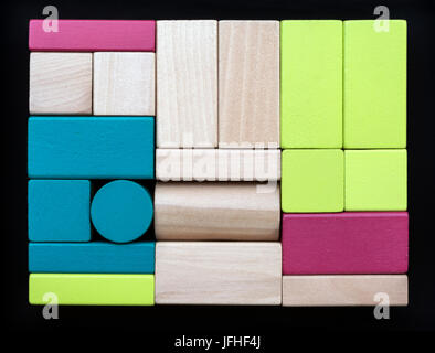 Blocs en bois coloré trié sur fond noir Banque D'Images