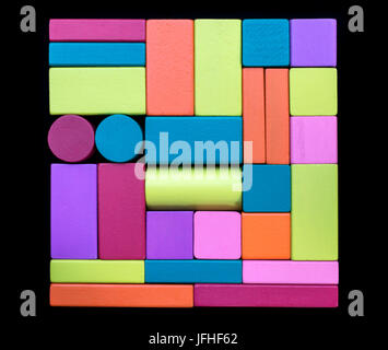 Blocs en bois coloré trié sur fond noir Banque D'Images