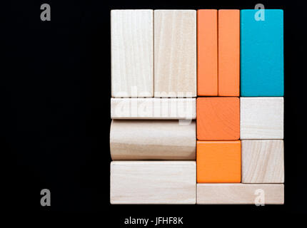 Blocs de bois triés sur fond noir. Copy space Banque D'Images