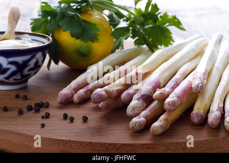 Les asperges épluchées et la sauce Banque D'Images