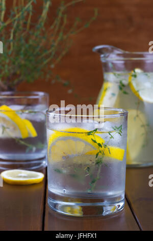 L'eau avec citron et thym Banque D'Images