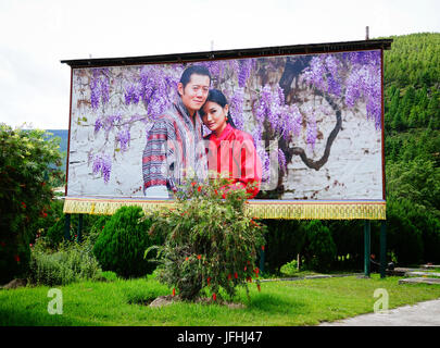 Thimphu, Bhoutan - Aug 29, 2015. Grand portrait du roi du Bhoutan à Thimphu, Bhoutan. Thimphu est le centre politique et économique du Bhoutan. Banque D'Images