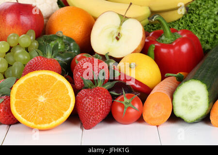 Obst, Gemüse und Früchte wie Orangen, Apfel, Tomate Banque D'Images