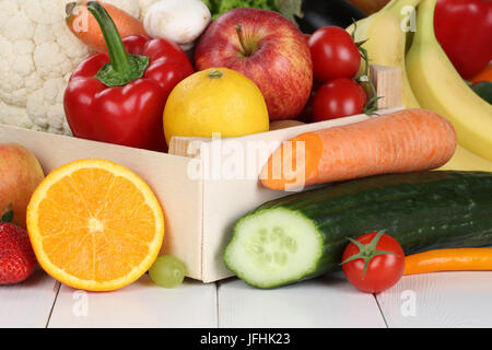 Obst, Gemüse und Früchte wie Orangen, Apfel dans Kiste Banque D'Images
