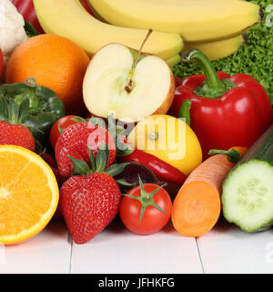 Frissen vágott kalódás gyertyán Obst, Gemüse und Früchte wie Orangen, Apfel, Tomate Banque D'Images