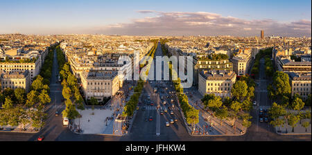 Vue panoramique d'été sur les Champs-Elysées et toits de Paris au coucher du soleil. France Banque D'Images