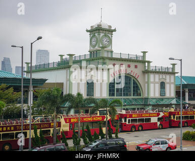 Hong Kong, Chine - Dec 27, 2014. Vue de Central Pier avec de nombreux bus touristiques à Hong Kong, Chine. Banque D'Images