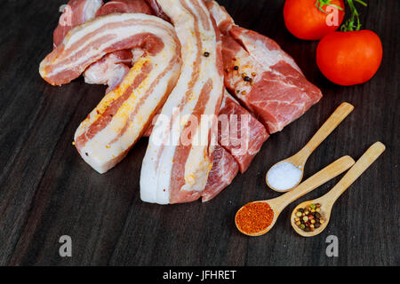 Gros plan photo ukrainien traditionnel préservé épicée salée saindoux poivre tranches de lard gras de porc avec de l'aneth frais vert sur la planche à découper en bois sur floue Banque D'Images