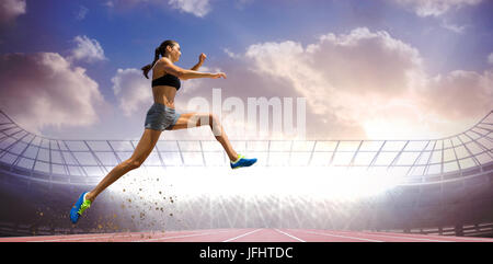 Image composite de vue de profil de la sportive jumping Banque D'Images