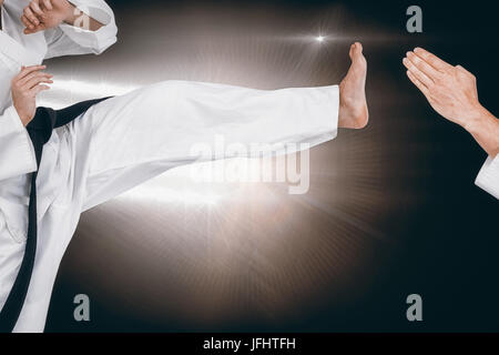 Image composite de l'athlète féminin pratique du judo Banque D'Images