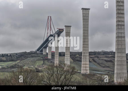 Chantier de construction de pont sous un ciel spectaculaire. Banque D'Images