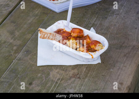 Un sac en papier avec de la saucisse sur une vieille table en bois. Banque D'Images