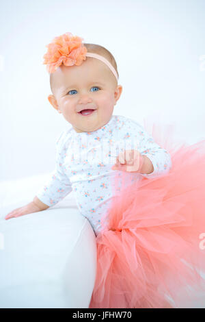 Smiling baby wearing tutu Banque D'Images