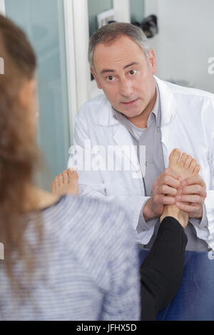 Donner un massage des pieds Banque D'Images