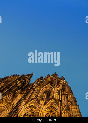 Spires au dôme à la cathédrale de Cologne, Koln Dom, Cologne, Allemagne sous le soleil d'après-midi Banque D'Images