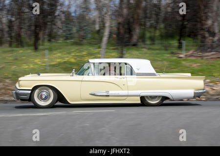 Vintage 1959 Ford Thunderbird coupé de la conduite sur des routes de campagne près de la ville de Birdwood, Australie du Sud. Banque D'Images