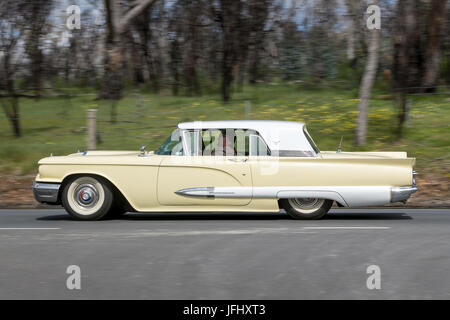 Vintage 1959 Ford Thunderbird coupé de la conduite sur des routes de campagne près de la ville de Birdwood, Australie du Sud. Banque D'Images