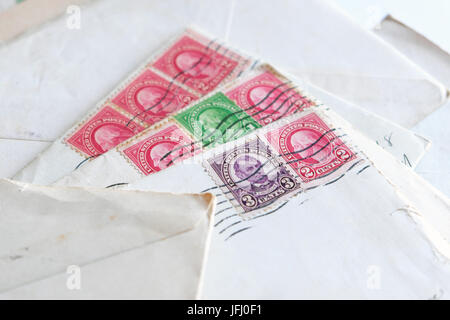 Beaucoup de vieilles lettres, enveloppes, timbres postaux Banque D'Images