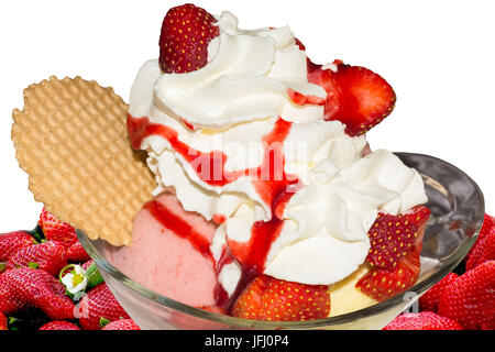 Glace à la fraise avec des fraises fraîches et crème Banque D'Images