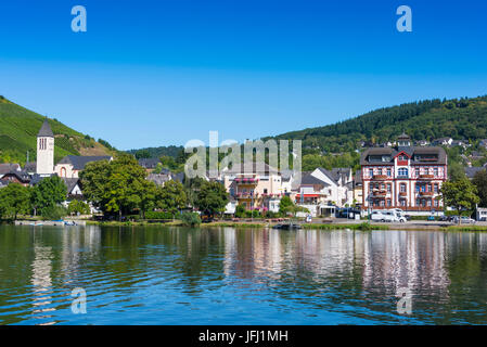 L'Europe, l'Allemagne, Rhénanie-Palatinat, district Cochem-Zell, la Moselle, vallée de la Moselle, vue d'Alf sur Bullay Banque D'Images