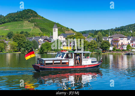 L'Europe, l'Allemagne, Rhénanie-Palatinat, district Cochem-Zell, la Moselle, vallée de la Moselle, vue d'Alf sur Bullay, ferry Banque D'Images
