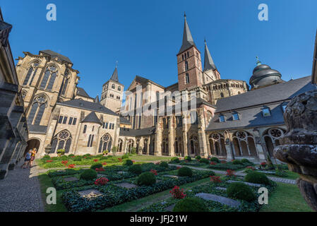 L'Europe, l'Allemagne, Rhénanie-Palatinat, dans la Moselle, vallée de la Moselle, Trèves, Vieille Ville, centre historique, Cathédrale Trierer, haute église cathédrale Saint-Pierre et chère Eglise Notre Dame du cloître de la cathédrale Banque D'Images