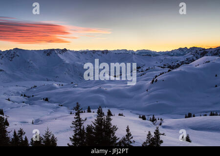 Le coucher du soleil, Sünser Alp, la vallée, la neige Banque D'Images