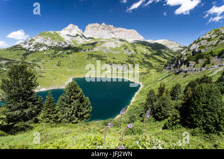 Formarinsee en face du mur rouge, nuages, bleu ciel, les sommets Banque D'Images