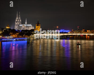 La cathédrale de Cologne, la grande église Saint Martin, le Rhin, le soir, au crépuscule Banque D'Images