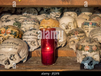 Dans le crâne de mort-charnelle, maison mélissas la chapelle Saint-Michel, du lac Hallstättersee, Salzkammergut, UNESCO World Heritage Hallstatt-Dachstein Salzkammergut, Haute Autriche, Autriche, Europe Banque D'Images