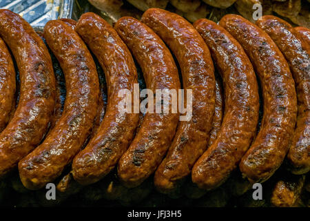 Grill saucisses sur la foire de Noël à l'ancien marché de la ville de Prague, en République tchèque, en Europe Banque D'Images