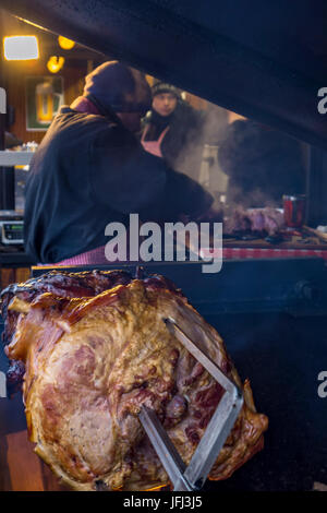 Jambon de Prague sur la foire de Noël à l'ancien marché de la ville de Prague, en République tchèque, en Europe Banque D'Images