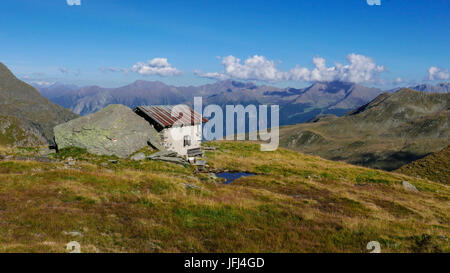 Cabane de berger dans la vallée de la société valser dans le Texelgruppe, vue sur vallée Passeier sur alpes Sarntaler avec appartement Inge dans les nuages Banque D'Images