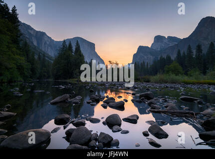 Lever de soleil dans la rivière Merced, aux Etats-Unis, en Californie, la Vallée Yosemite