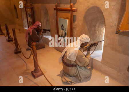 Saoudite, péninsule arabique, du golfe Persique, les Émirats arabes unis (VAE), Dubaï, Hadschar montagnes exclave de l'émirat, Dubaï, Hatta Hatta Heritage Village, représentation de combattants avec des armes Banque D'Images