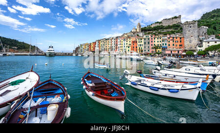 Vue sur le village et port de pêche, Porto Venere, Cinque Terre, Italie, Ligurie, locations Banque D'Images