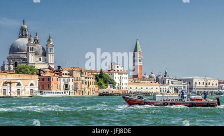 Paysage urbain avec le campanile et la Basilique Saint Marc, Venise, Vénétie, Italie Banque D'Images