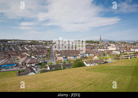 Royaume-uni, Irlande du Nord, le comté de Londonderry, Derry, Remparts avec vue vers la zone Bogside Banque D'Images