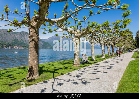 Les touristes visitant les jardins de la Villa Melzi d'Eril dans Bellagio, sur les rives du lac de Côme, Lombardie, Italie, Banque D'Images