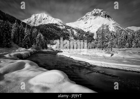 Plaine de sports, parc naturel d'Adamello, province de Brescia, Lombardie, Italie, plaine, au jour d'hiver, en arrière-plan l'imposante Cornone Blumone di Banque D'Images