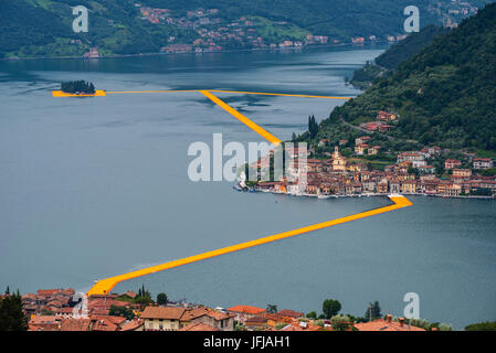 L'Europe, l'Italie, les quais flottants dans le lac d'Iseo, province de Brescia Banque D'Images