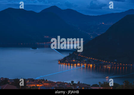 L'Europe, l'Italie, les quais flottants dans le lac d'Iseo, province de Brescia Banque D'Images