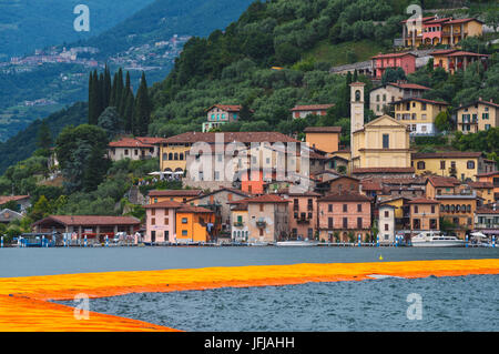 L'Europe, l'Italie, les quais flottants dans le lac d'Iseo, province de Brescia Banque D'Images