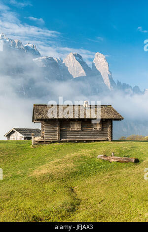 Passo Gardena, Dolomites, Tyrol du Sud, Italie, cabane de montagne, en face des montagnes de la Groupe du Sella Banque D'Images