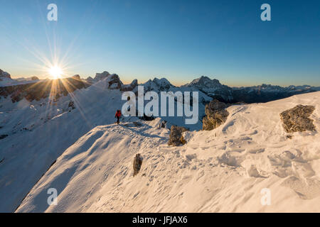 Nuvolau, Dolomites, Veneto, Italie, alpiniste sur la crête jusqu'au sommet du Nuvolau, Banque D'Images