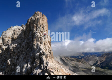 L'Alta Badia, Dolomites, Tyrol du Sud, Italie, grimpeur sur la via ferrata de la Cima Dieci / Zehnerspitze dans les Dolomites de Fanes Banque D'Images