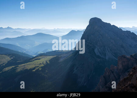 Odle di Eores, Dolomites, Tyrol du Sud, Italie, la Peitlerkofel / Sass de Putia vu de crête des Odle di Eores Banque D'Images