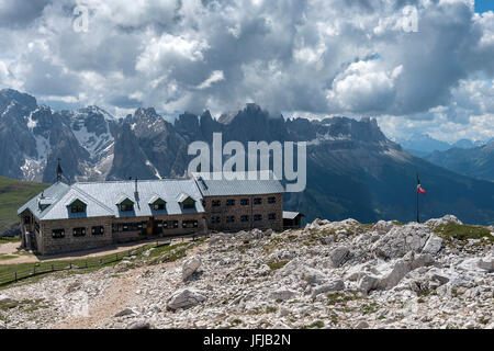 Sciliar, Alpe di Siusi, Dolomites, Tyrol du Sud, Italie, le refuge de Bolzano/Schlernhaus sur le Sciliar/Schlern Banque D'Images